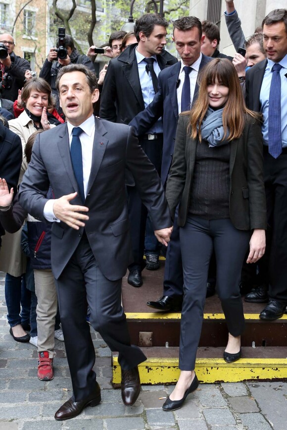 Nicolas Sarkozy et Carla Bruni ont voté au lycée Jean de la fontaine dans le XVIe arrondissement de Paris, le 6 mai 2012.