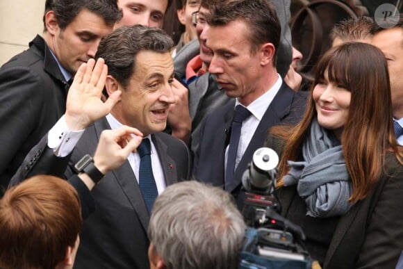 Nicolas Sarkozy et Carla Bruni ont été très bien accueillis au lycée Jean de la fontaine où ils ont voté dans le XVIe arrondissement de Paris, le 6 mai 2012.