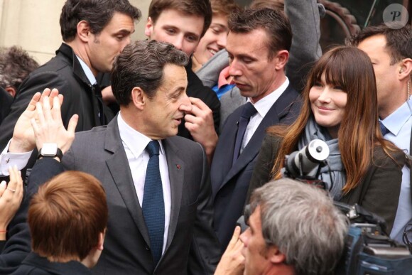 Nicolas Sarkozy et Carla Bruni ont voté au lycée Jean de la fontaine dans le XVIe arrondissement de Paris, le 6 mai 2012.