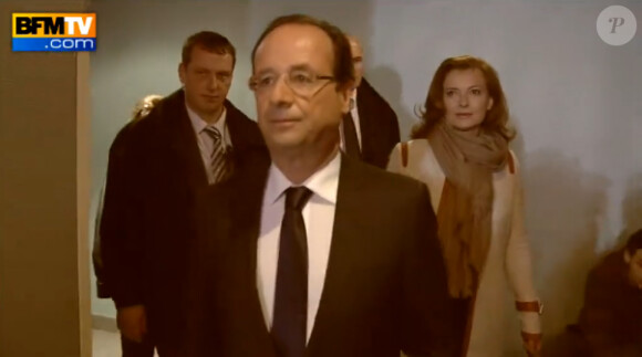 François Hollande et Valérie Trierweiler arrivent dans leur bureau de vote à Tulle, en Corrèze, le 6 mai 2012.