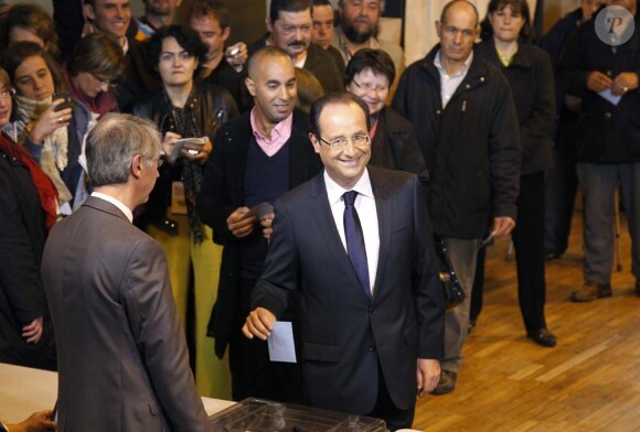 François Hollande, quelques secondes avant de glisser son bulletin dans l'urne, à Tulle, le 6 mai 2012.