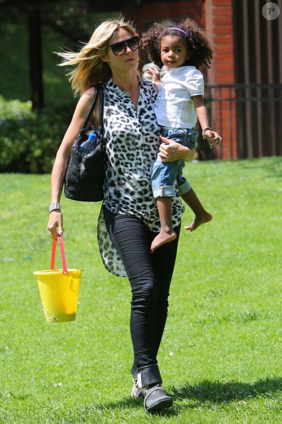 Heidi Klum profite de sa fille Lou, à Los Angeles le 6 mai 2012