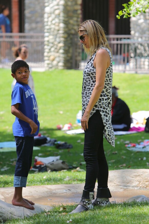 Heidi Klum profite de ses quatre enfants, Leni, Johan, Henry et Lou, à Los Angeles le 6 mai 2012