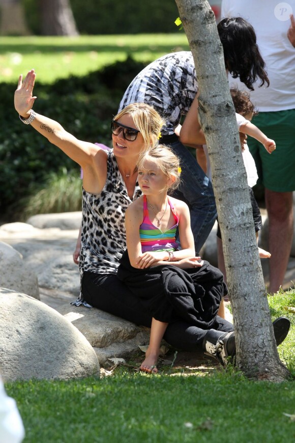 Heidi Klum et sa fille Leni sont au parc à Los Angeles le 6 mai 2012