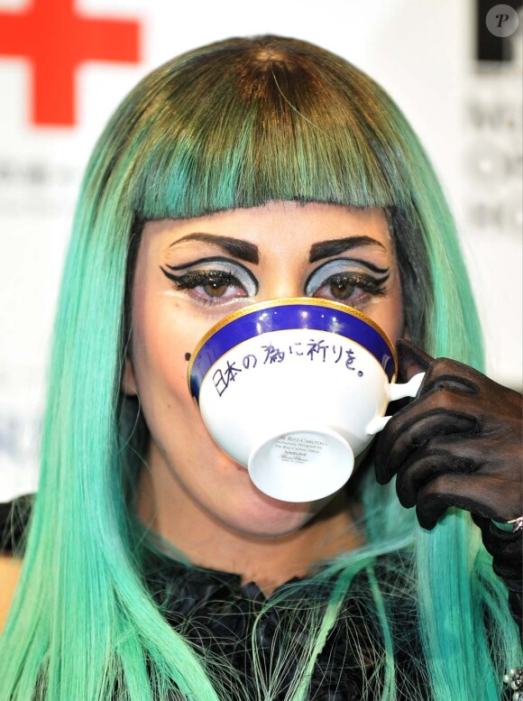 Lady Gaga en conférence de presse à Tokyo, le 23 juin 2012. La tasse que tient la chanteuse dans la main vient d'être adjugée 60 000 lors d'une vente aux enchères caritatives, dimanche 6 mai au Japon.