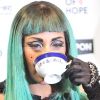 Lady Gaga en conférence de presse à Tokyo, le 23 juin 2012. La tasse que tient la chanteuse dans la main vient d'être adjugée 60 000 lors d'une vente aux enchères caritatives, dimanche 6 mai au Japon.