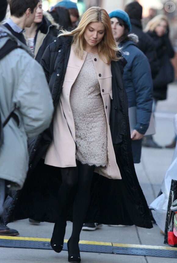 Sienna Miller en tournage à New York, en février 2012.