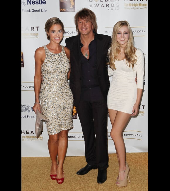 Denise Richards prend la pose aux côtés de son ex, Richie Sambora, et de sa fille Ava Sambora lors de la douzième soirée annuelle des Golden Heart Awards à Beverly Hills, le 7 mai 2012