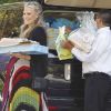 Molly Sims charge les cadeaux reçus lors de sa baby-shower dans le 4v4 de son mari, Scott Stuber. Los Angeles, le 5 mai 2012.