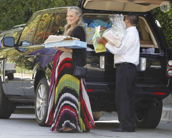 Molly Sims charge les cadeaux reçus lors de sa baby-shower dans le 4v4 de son mari, Scott Stuber. Los Angeles, le 5 mai 2012.