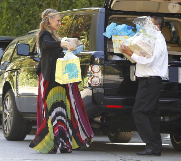 Molly Sims a été littéralement couverte de cadeaux lors de sa baby-shower. Los Angeles, le 5 mai 2012.