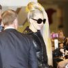 Lady Gaga signe des autographes en arrivant à l'aéroport de Tokyo le 8 mai 2012