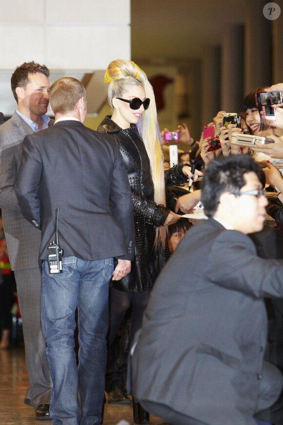 Lady Gaga signe des autographes en arrivant à l'aéroport de Tokyo le 8 mai 2012