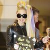 Radieuse, Lady Gaga arrive à l'aéroport de Tokyo le 8 mai 2012