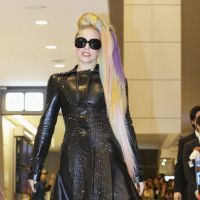 Lady Gaga : Extravagante au possible, cuir et chevelure arc-en-ciel au Japon