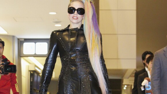 Lady Gaga : Extravagante au possible, cuir et chevelure arc-en-ciel au Japon