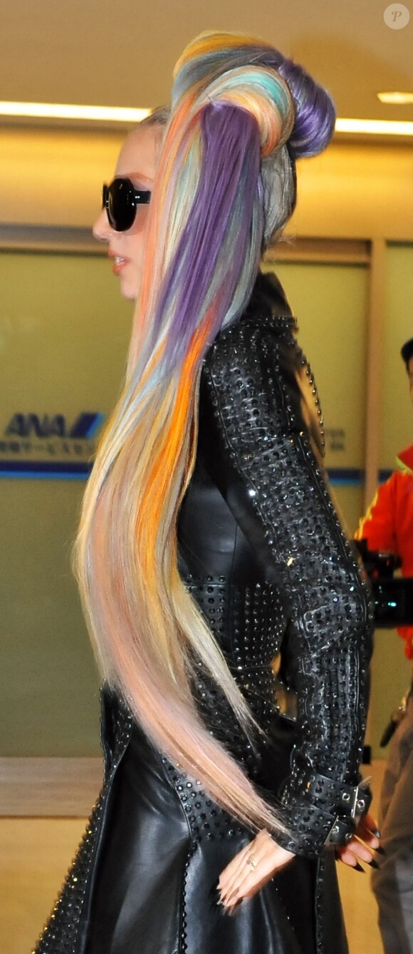 Armée d'une chevelure incroyable, Lady Gaga arrive à l'aéroport de Tokyo le 8 mai 2012