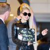 Souriante et disponible, Lady Gaga arrive à l'aéroport de Tokyo le 8 mai 2012
