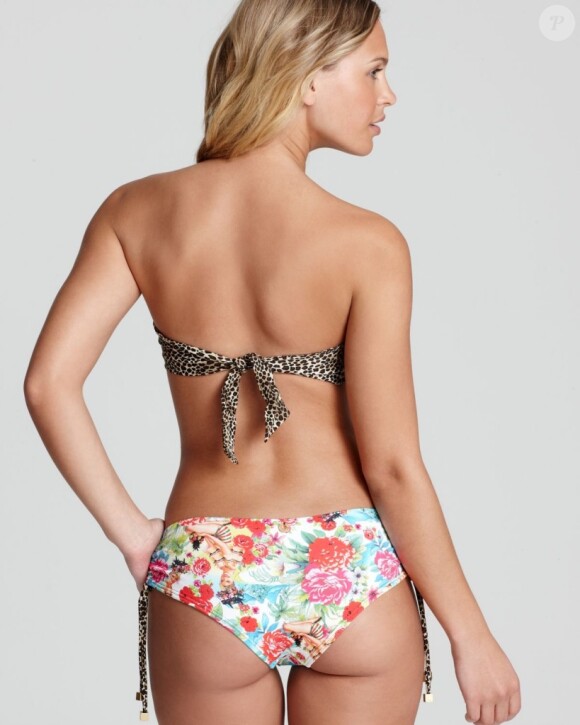 Le dos tourné, Elisandra Tomacheski expose sa superbe chute de reins dans un bikini Bloomingdale's.
