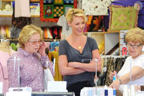 Katherine Heigl et sa maman Nancy suivent un petit cours de couture dans une mercerie, à Los Angeles, le 9 mai 2012