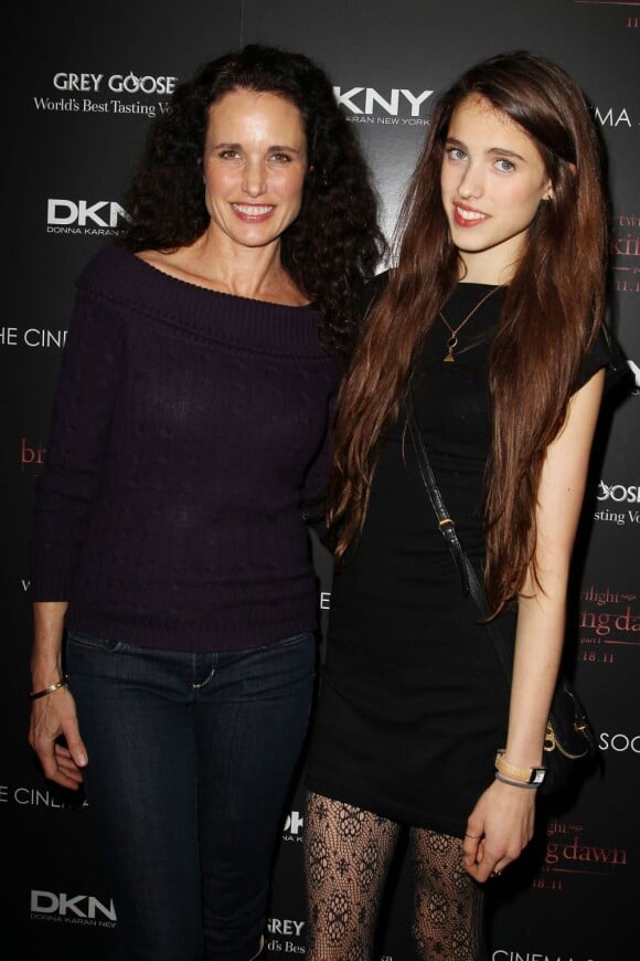 Sarah Margaret Qualley et sa mère Andie MacDowell à New York en novembre 2011.