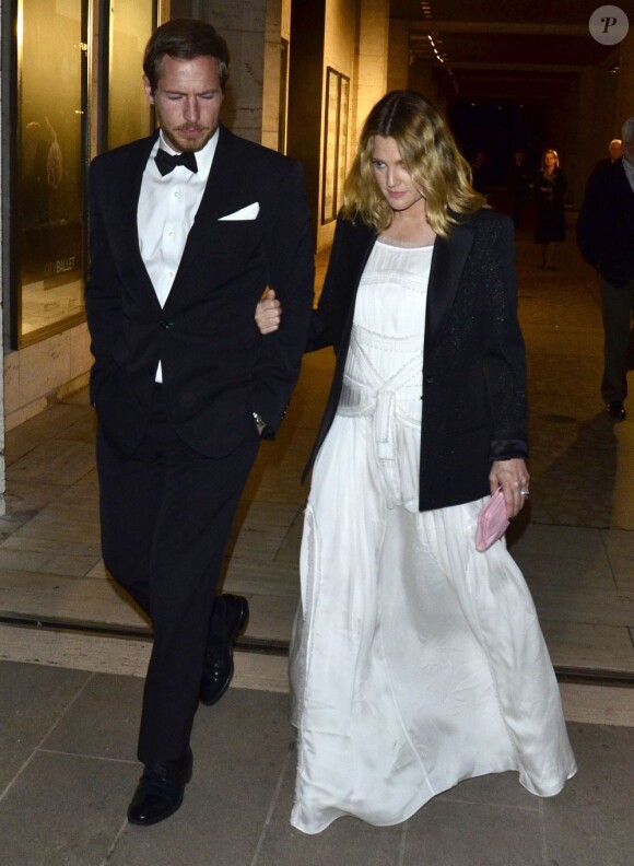 Drew Barrymore au bras de son fiancé Will Kopelman lors du gala annuel du New York City Ballet. Le 10 mai.