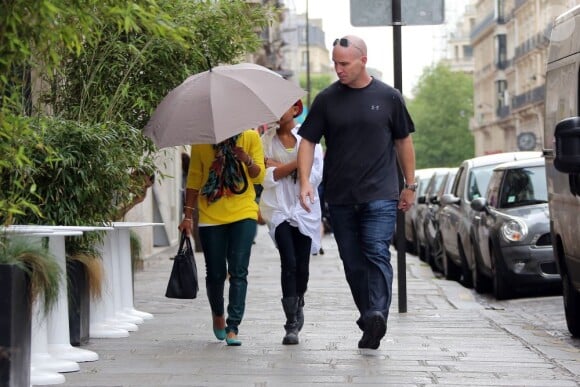Sous bonne escorte, Willow Smith fait du shopping, seule, à Paris le 10 mai 2012