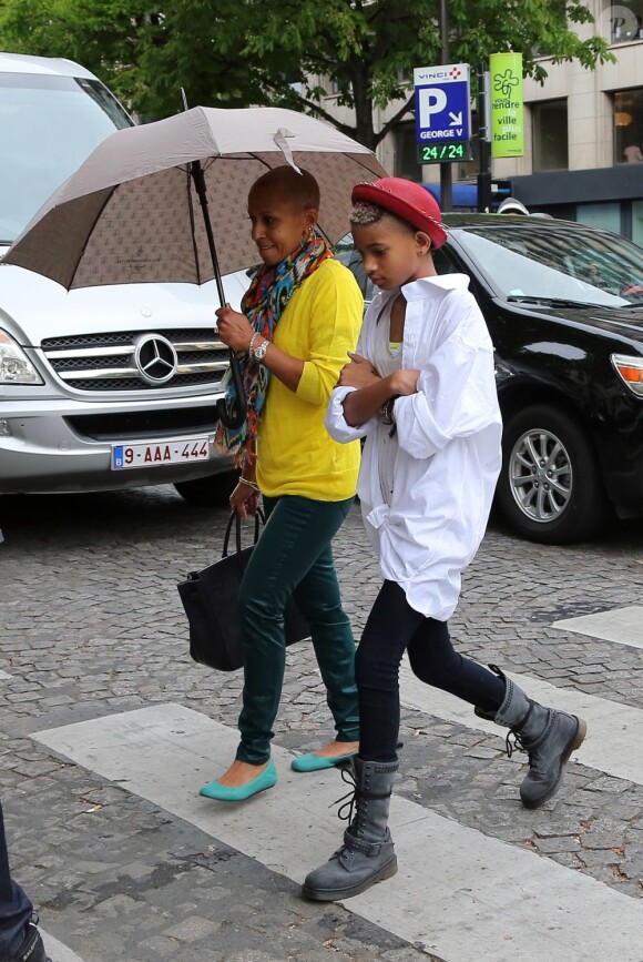 Visiblement dans ses pensées, Willow Smith fait du shopping, seule, à Paris le 10 mai 2012