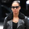 Alicia Keys, également surprise en mode shopping dans le quartier de SoHo à New York, habillée d'un perfecto à col fourrure Ralph Lauren, d'un jean Balmain et de baskets Isabel Marant. Le 8 mai 2012.