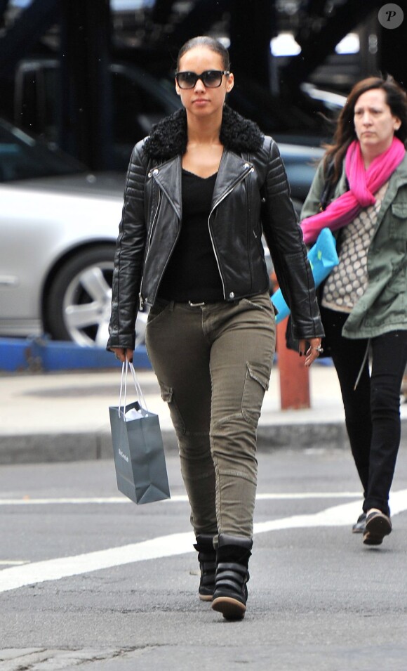 Alicia Keys, également surprise en mode shopping dans le quartier de SoHo à New York, habillée d'un perfecto à col fourrure Ralph Lauren, d'un jean Balmain et de baskets Isabel Marant. Le 8 mai 2012.
