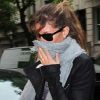 Gisele Bündchen, camouflée derrière son écharpe, arbore les rues new-yorkaises avec style, habillée d'une veste en cuir, d'un slim noir et de baskets Isabel Marant. Le 7 mai 2012.