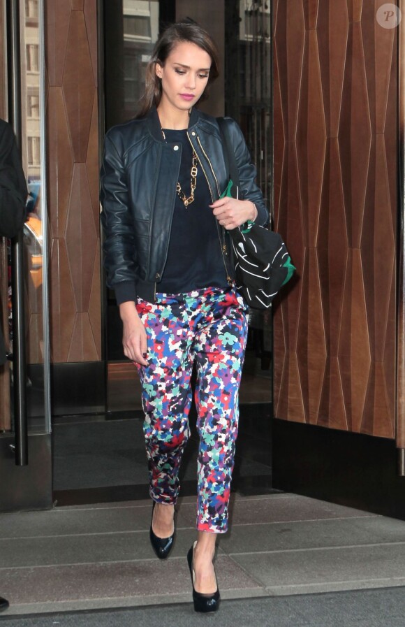 Jessica Alba surprise à sa sortie de l'hôtel Trump SoHo à New York, habillée d'un total look Tory Burch et de chaussures vernis Brian Atwood. Le 10 mai 2012.