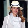 Jessica Alba porte un chapeau Tory Burch, un sweater à coudières Joie et un pantalon crème, des escarpins Casadei et un sac Proenza Schouler. New York, le 9 mai 2012.