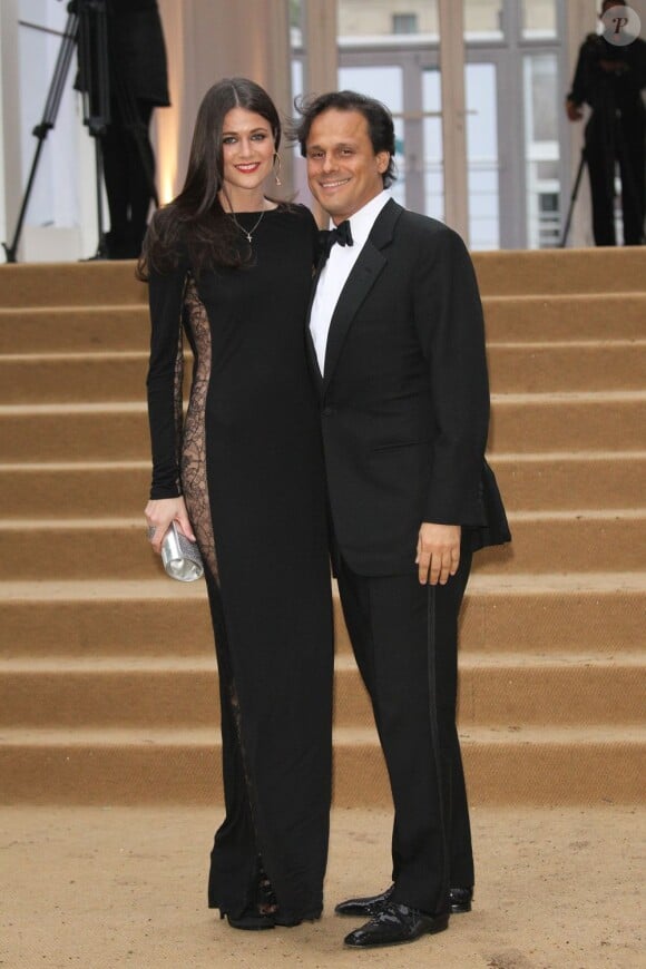 Arun Nayar, ex-époux d'Elizabeth Hurley, en bonne compagnie, lors de la soirée de Gala ARK à Londres, le 10 mai 2012