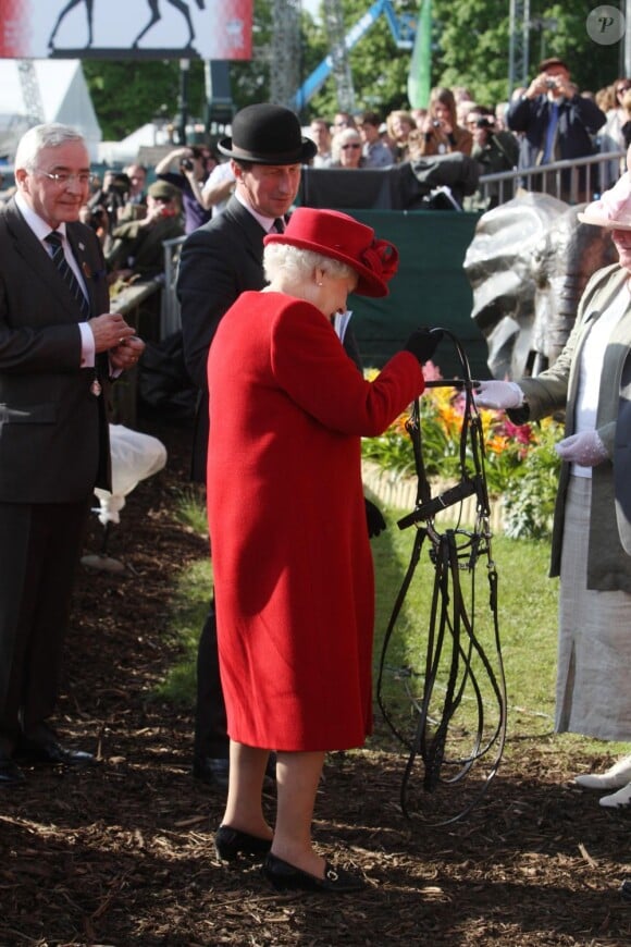 La reine Elizabeth II a reçu en cadeau pour son jubilé de diamant une bride offerte par The Worshipful Company of Loriners au Royal Windsor Horse Show le 12 mai 2012.