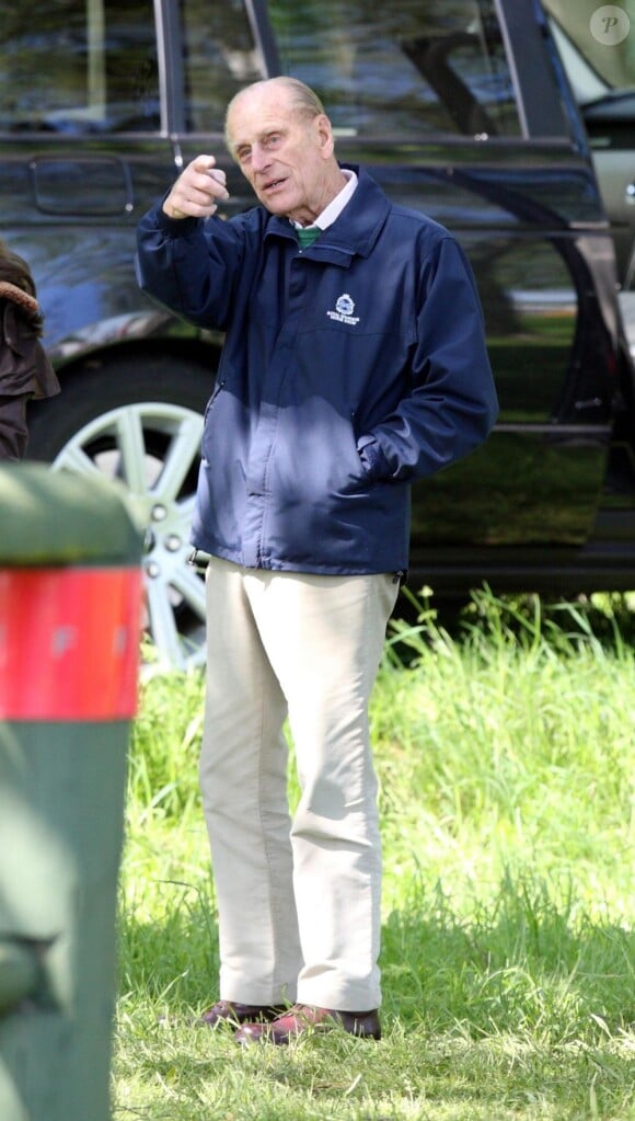 La prince Philip a pris très au sérieux son rôle de commissaire de l'obstacle du Cropper House lors du Land Rover International Driving Grand Prix, samedi 12 mai 2012 au Royal Windsor Horse Show.
