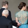 Le Prince William et Catherine Middleton, très complices, lors de leur arrivée au dîner de gala pour célébrer l'arrivée des Jeux Olympiques au Royal Albert Hall à Londres le 11 mai 2012