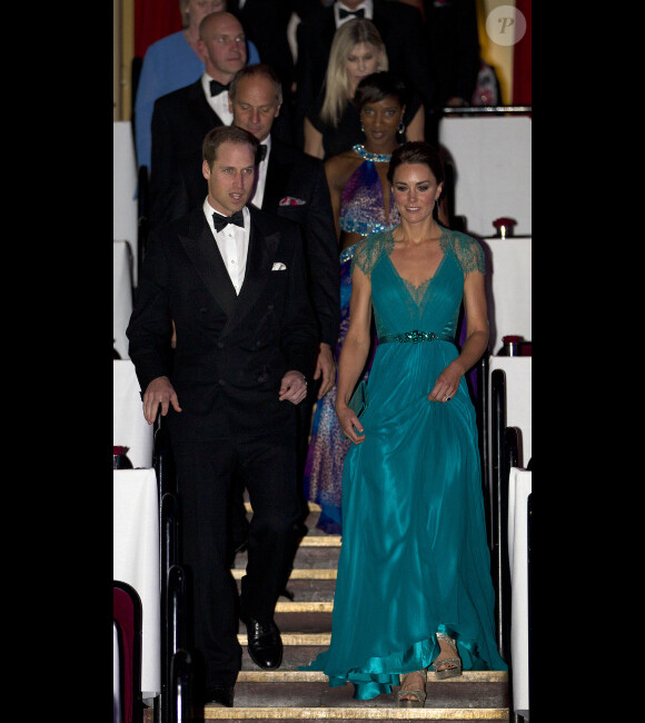 Le Prince William et Catherine Middleton arrivent au dîner de gala pour célébrer l'arrivée des Jeux Olympiques au Royal Albert Hall à Londres le 11 mai 2012