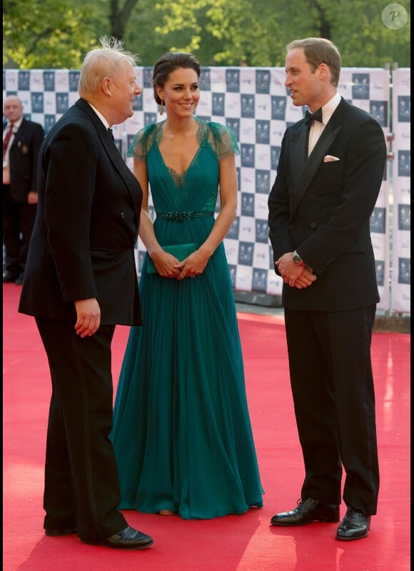 Le prince William et la duchesse de Cambridge Catherine Middleton, complices et rayonnants, lors du Our Greatest Team Rises, dîner de gala pour célébrer les Jeux Olympiques au Royal Albert Hall à Londres le 11 mai 2012