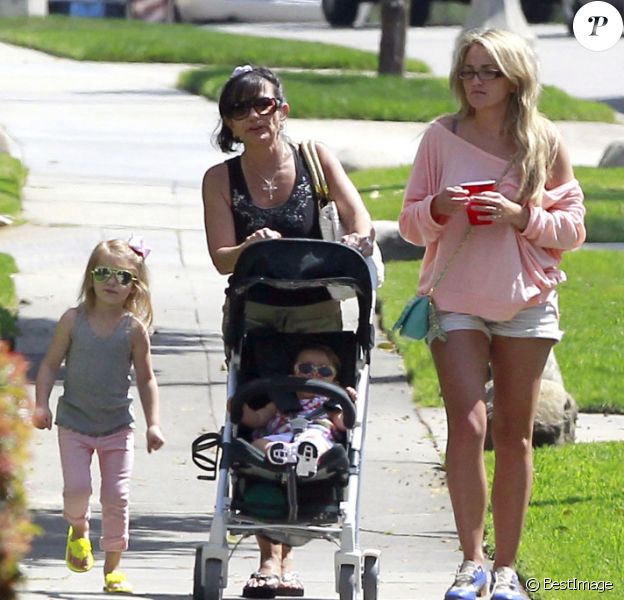 Jamie Lynn Spears se promène à West Hollywood avec sa fille Maddie, trois ans et demi, et sa maman Lynne, le dimanche 6 mai .