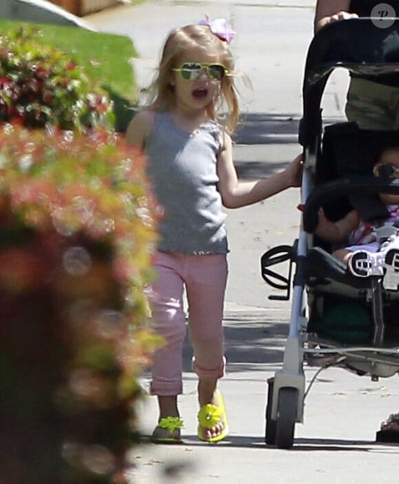 La petite Maddie, fille de Jamie Lynn Spears, se promène à West Hollywood, le dimanche 6 mai .