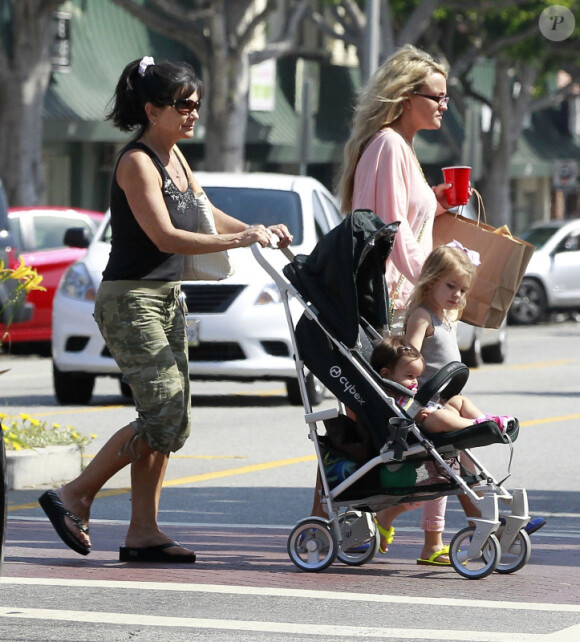Jamie Lynn Spears se promène à West Hollywood avec sa fille Maddie, trois ans et demi, et sa maman Lynne, le dimanche 6 mai .