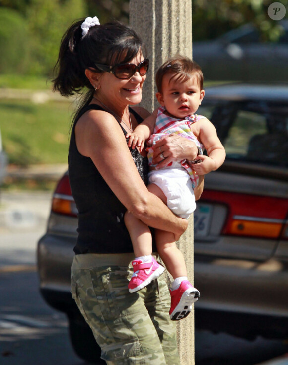 Lynne Spears se promène à West Hollywood avec dans les bras un enfant de la famille Spears, le dimanche 6 mai .