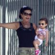 Lynne Spears se promène à West Hollywood avec dans les bras un enfant de la famille Spears, le dimanche 6 mai .