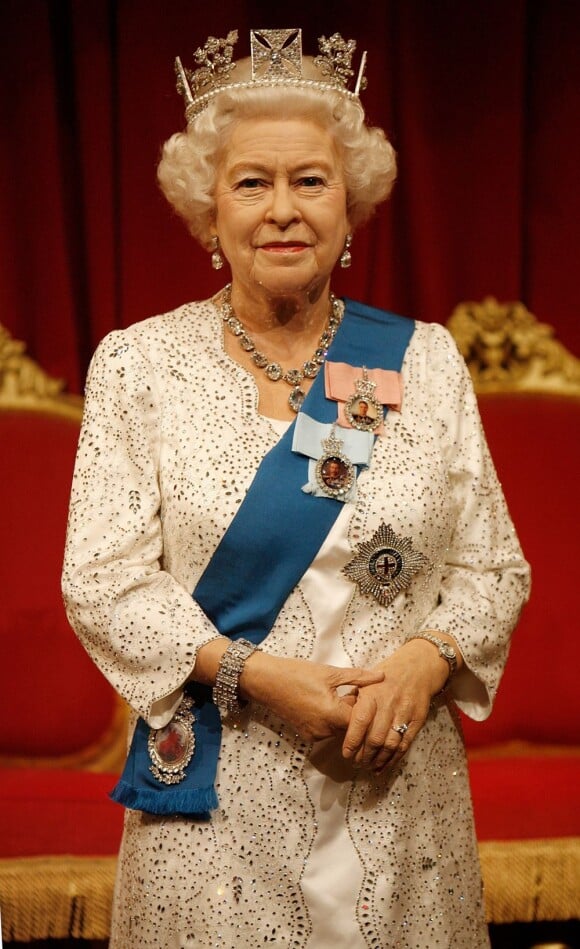 Le musée Madame Tussauds de Londres a dévoilé le 14 mai 2012 la 23e statue de cire de la reine Elizabeth II, portant sa robe de cérémonie Angela Kelly et le diadème d'apparat de George IV, dix ans après la précédente, en l'honneur de son jubilé de diamant.