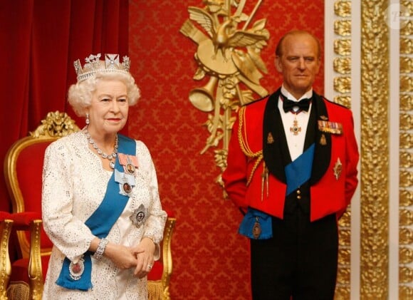 La "nouvelle" Elizabeth II a rejoint son mari le duc d'Edimbourg, qui n'a lui pas connu de mise à jour... Le musée Madame Tussauds de Londres a dévoilé le 14 mai 2012 la 23e statue de cire de la reine Elizabeth II, dix ans après la précédente, en l'honneur de son jubilé de diamant.