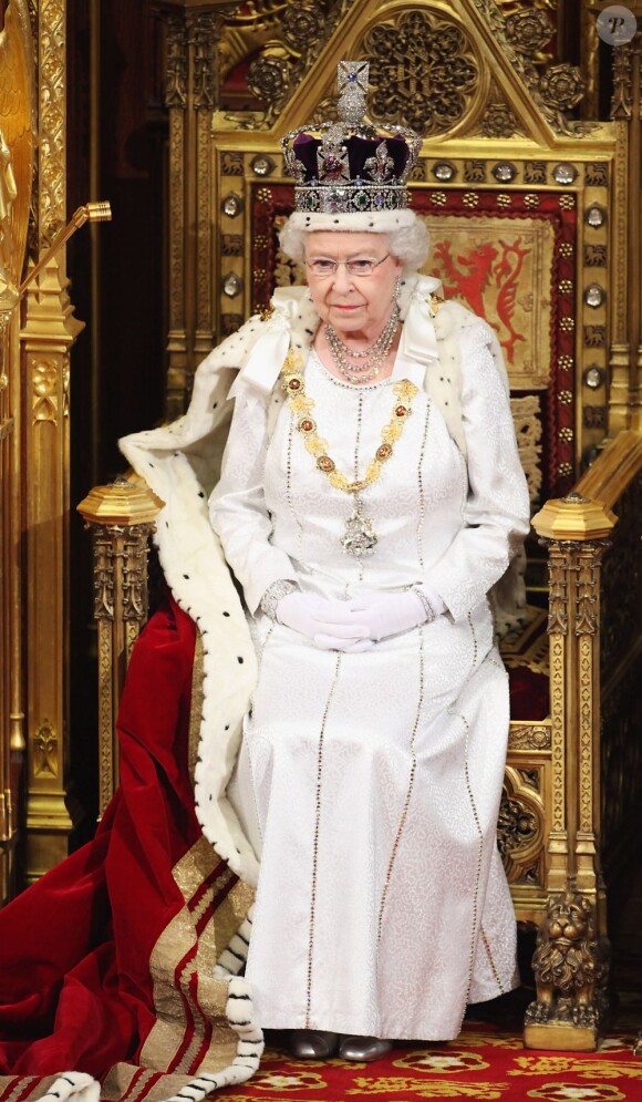 La reine Elizabeth II lors de l'ouverture du Parlement le 9 mai 2012.