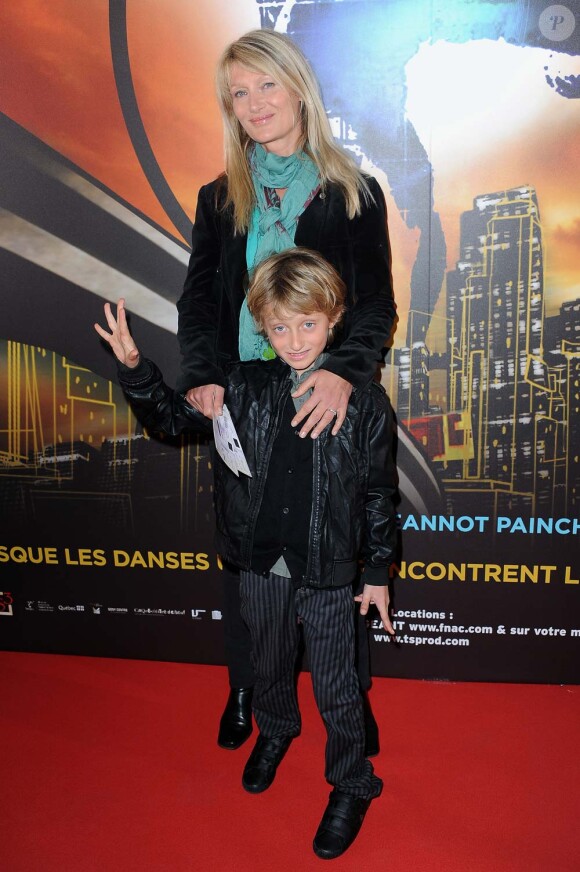 Isabelle Camus et son fils Joalukas à la générale du Cirque Eloize, à Paris, le 17 mars 2012.