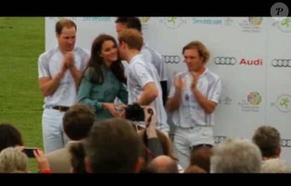 La bise à Harry... Le prince William et le prince Harry jouaient le 13 mai 2012 l'Audi Polo Challenge annuel, à Ascot (Berkshire), cette année au profit de la Fondation Sentebale soutenue par Harry. Kate Middleton, superbe dans une robe Libelula, a remis les prix.