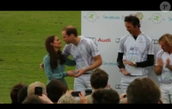 La bise à William... Le prince William et le prince Harry jouaient le 13 mai 2012 l'Audi Polo Challenge annuel, à Ascot (Berkshire), cette année au profit de la Fondation Sentebale soutenue par Harry. Kate Middleton, superbe dans une robe Libelula, a remis les prix.